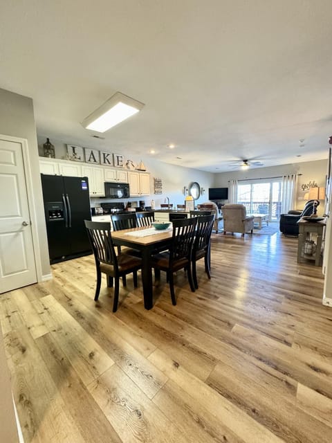 Walk-in level Condo B-6 Near Lake Apartment in Ridgedale