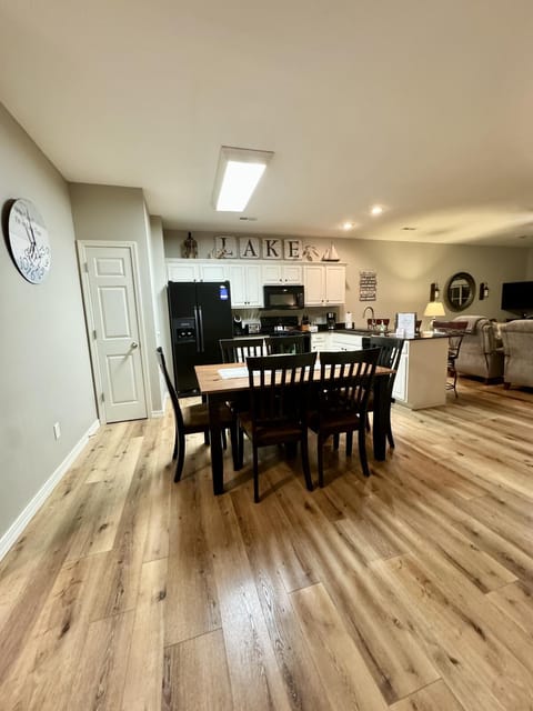 Walk-in level Condo B-6 Near Lake Apartment in Ridgedale