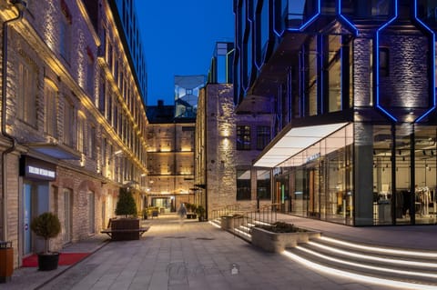 Facade/entrance, Neighbourhood