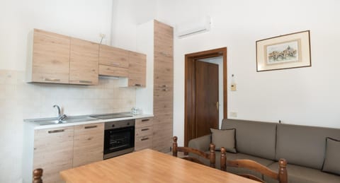 TV and multimedia, Coffee/tea facilities, Kitchen or kitchenette, Living room, Banquet/Function facilities, Dining area