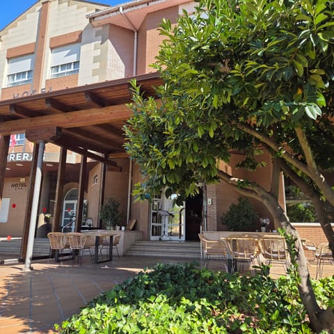 Property building, Facade/entrance, Seating area