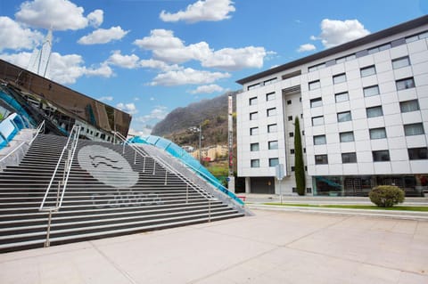 Property building, Nearby landmark, Facade/entrance, Neighbourhood, Summer