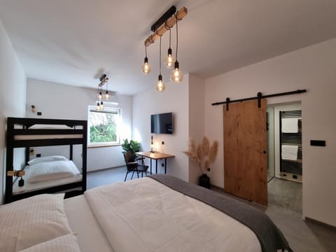 Bed, TV and multimedia, Photo of the whole room, Bedroom, bunk bed