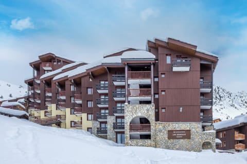 Property building, Day, Natural landscape, Winter, Mountain view