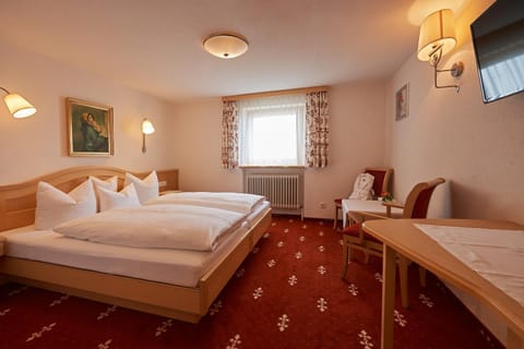 TV and multimedia, Seating area, Bedroom