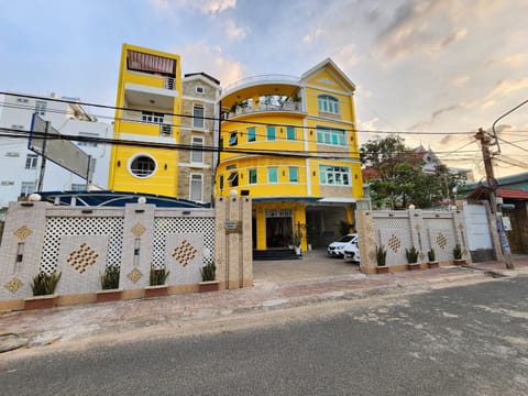 Property building, Day, Location, Parking