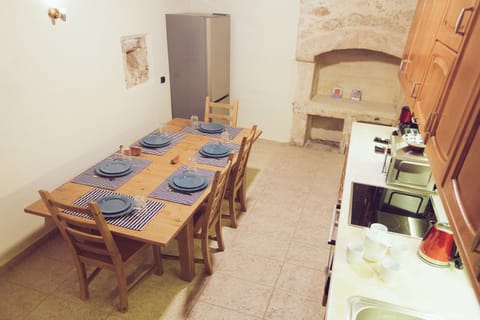 Coffee/tea facilities, Kitchen or kitchenette, Food and drinks, Dining area