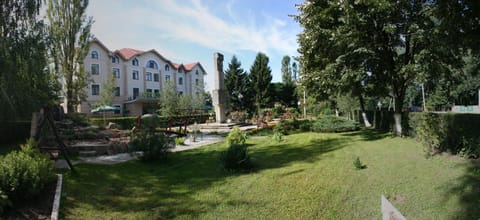 Property building, Spring, Day, Natural landscape, Garden, Garden view