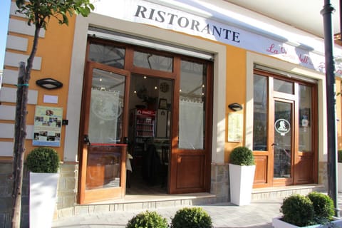 Restaurant/places to eat, Facade/entrance