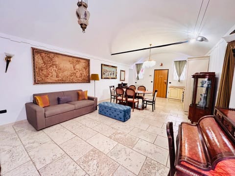 Kitchen or kitchenette, Seating area, Dining area