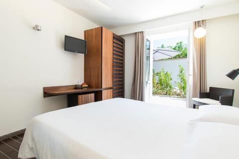 Communal lounge/ TV room, Bed, TV and multimedia, Bedroom, hair dresser, air conditioner