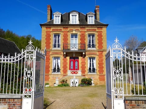 Property building, Facade/entrance, Spring, Day