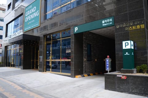 Facade/entrance