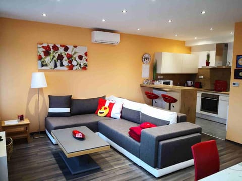 Kitchen or kitchenette, Living room