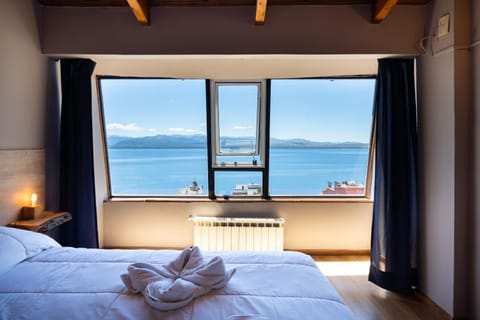 Photo of the whole room, Lake view