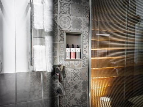 Shower, Toilet, Winter, Summer, Bathroom, Bedroom, towels