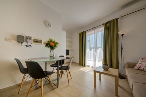 Patio, TV and multimedia, Living room, Dining area, air conditioner