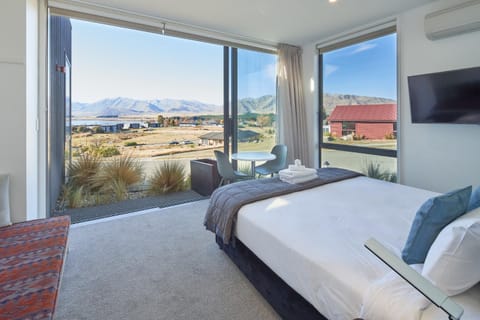 TV and multimedia, Seating area, Bedroom, Lake view, Mountain view