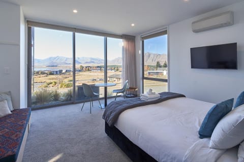 TV and multimedia, Bedroom, Lake view, Mountain view