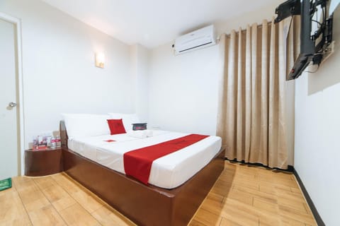 Bed, TV and multimedia, Photo of the whole room, Bedroom, towels, air conditioner