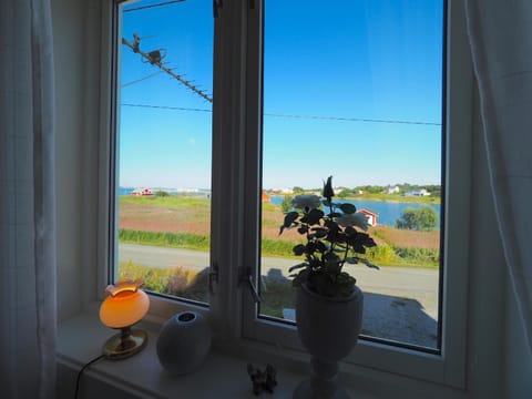 Living room, Lake view, Mountain view, Sea view