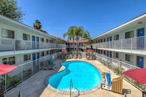 Property building, Day, Swimming pool