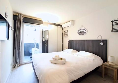 Bed, Balcony/Terrace, Bedroom, air conditioner