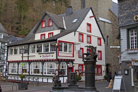 Property building, Location