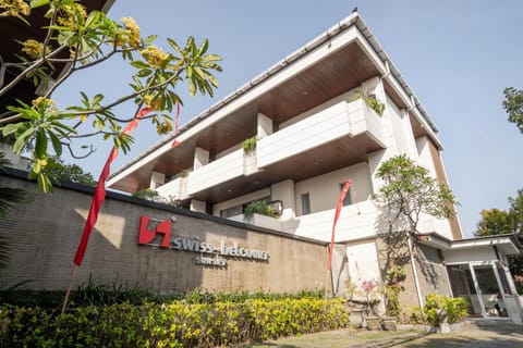 Facade/entrance, Swimming pool