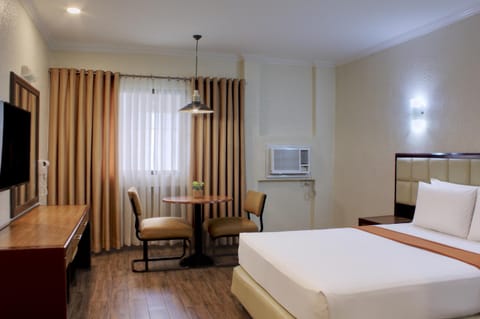 Bed, TV and multimedia, Photo of the whole room, Dining area, Bedroom, City view