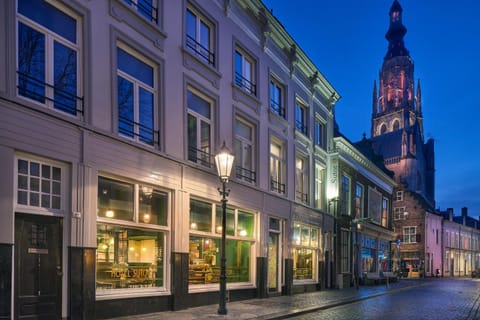 Property building, Nearby landmark, Spring, Night, Neighbourhood, City view, Street view, Shopping Area, Location