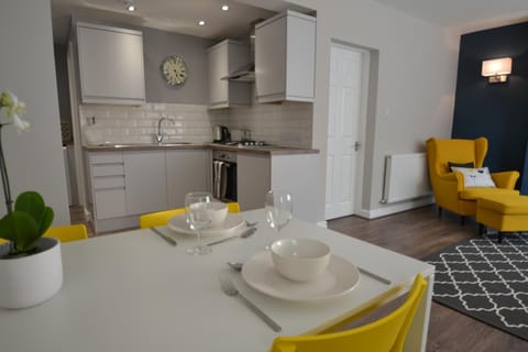 Kitchen or kitchenette, Living room, Photo of the whole room, Decorative detail, Seating area, Dining area