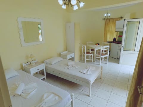 Bed, Dining area, Bedroom