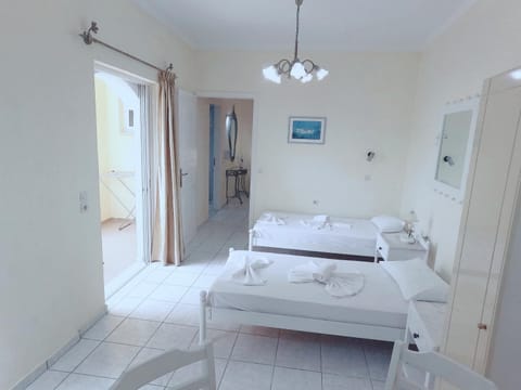 Bed, Dining area, Bedroom