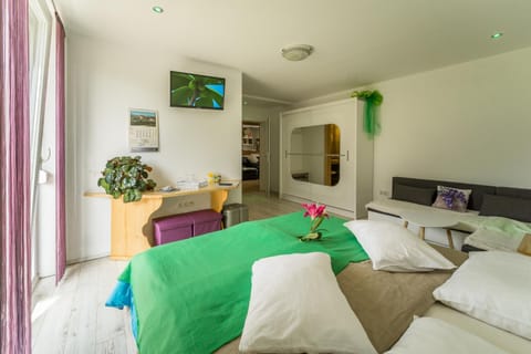 Bed, TV and multimedia, Balcony/Terrace, Decorative detail, Seating area, Bedroom, On site