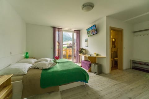 Bed, Bathroom, TV and multimedia, Balcony/Terrace, Seating area, Bedroom, On site, Garden view, Mountain view, River view