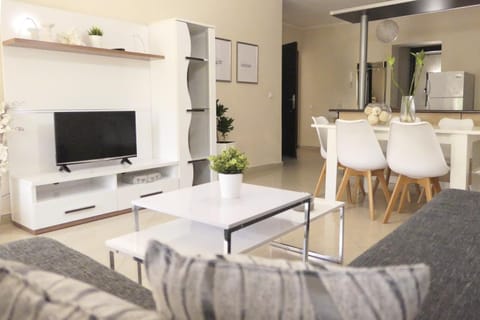 TV and multimedia, Living room, Photo of the whole room, Seating area, Dining area