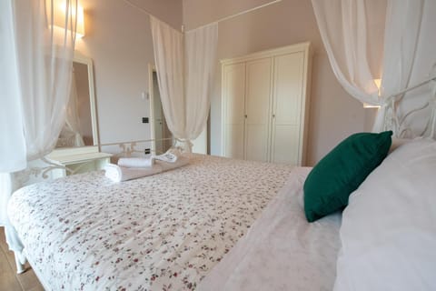 Day, Decorative detail, On site, Seasons, Family