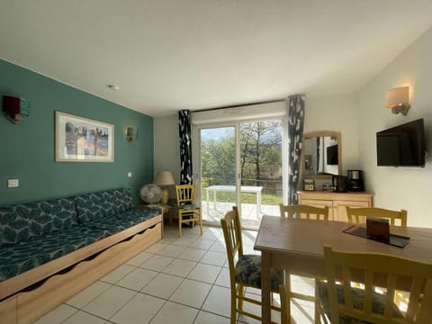 Duplex T3 6 pers avec terrasse, piscines et parking - Salavas - FR-1-382-32 House in Vallon-Pont-d'Arc