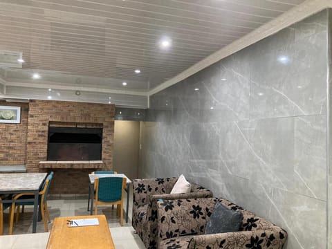 Hirondelle @ 45 Old Paarl Country House in Cape Town