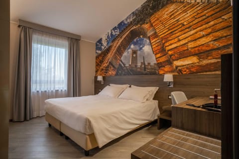 Shower, Toilet, Bathroom, TV and multimedia, Photo of the whole room, Decorative detail, Seating area, Bedroom
