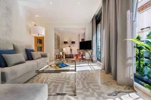 TV and multimedia, Living room, Photo of the whole room, Decorative detail, Seating area, Dining area, Street view, Area and facilities