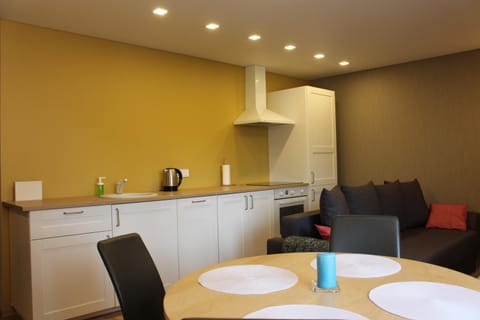 Kitchen or kitchenette, Living room, Seating area, Dining area
