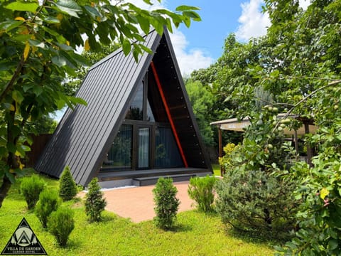 Property building, Day, Natural landscape, Garden, Garden view