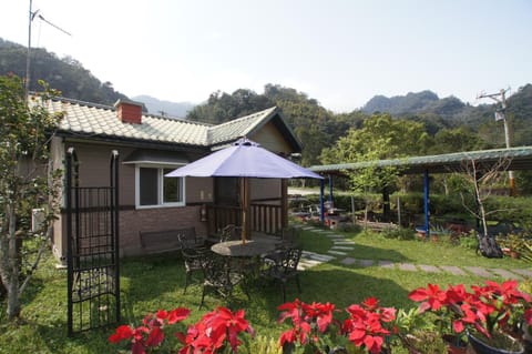 Property building, Spring, Day, Natural landscape, Garden, Garden, Garden view, Mountain view