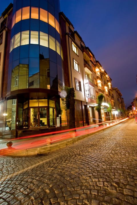 Property building, Facade/entrance, Night