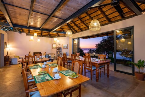 Patio, Lounge or bar, Food and drinks, Seating area, Dining area