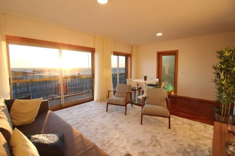 Communal lounge/ TV room, Living room, Banquet/Function facilities, Decorative detail, Landmark view, Sea view