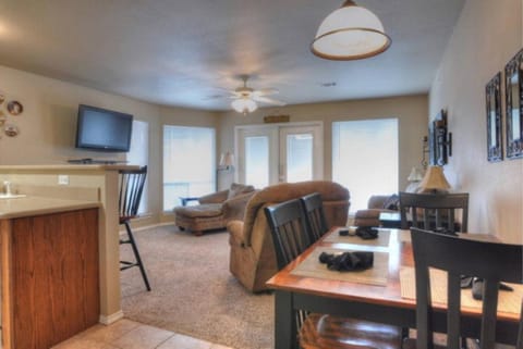 Kitchen or kitchenette, Living room, Seating area, Dining area