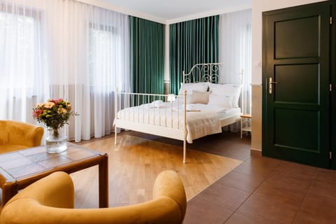 Bed, Living room, Photo of the whole room, Seating area, Bedroom, wardrobe